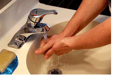 Человек моет руки под краном