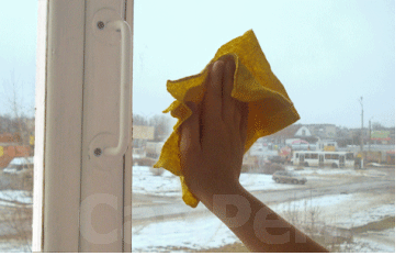 рука. моющая окно